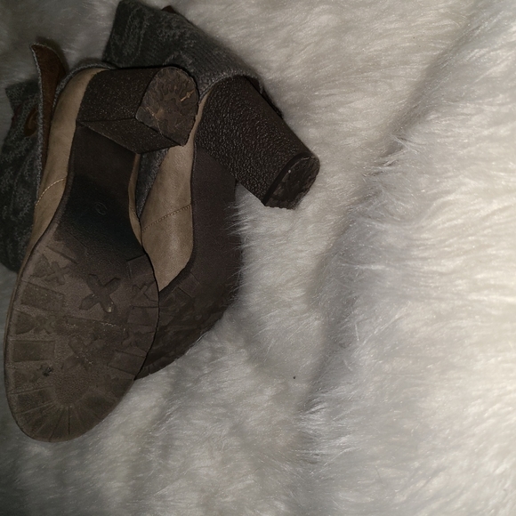 Muk Luks Size 10 Tan Faux Leather Gray Knit Upper - Picture 8 of 11